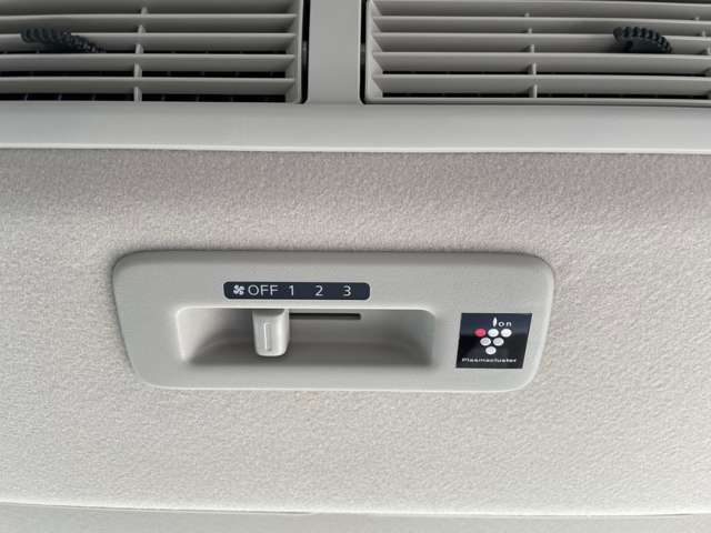 後席でもエアコンの調整ができます。