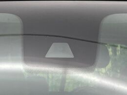 【インテリジェントエマージェンシーブレーキ】フロントカメラで前方の車両や歩行者を検知。衝突しそうな時は衝突被害軽減ブレーキが作動、衝突回避をサポート。より安全にドライブをお楽しみいただけます。