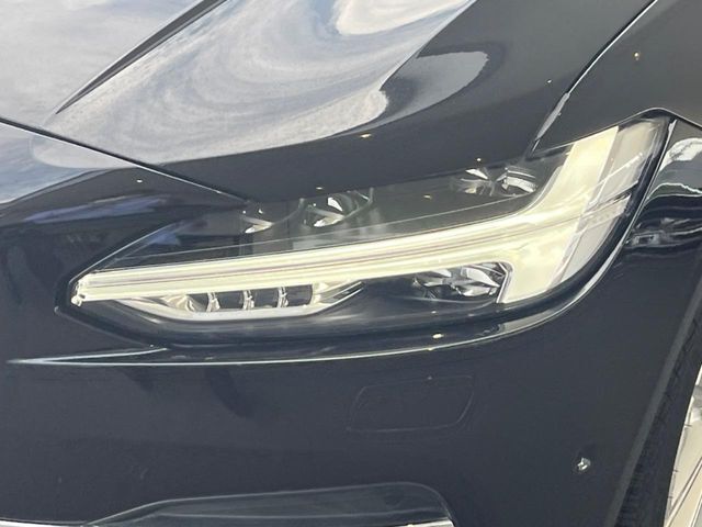 【LEDヘッドライト】ハイビームを先行車や対向車にあてず、その両サイドではハイビーム照射を維持。見える範囲が段違いに広くなりました。北欧神話に登場するトールハンマーをモチーフにデザイン。