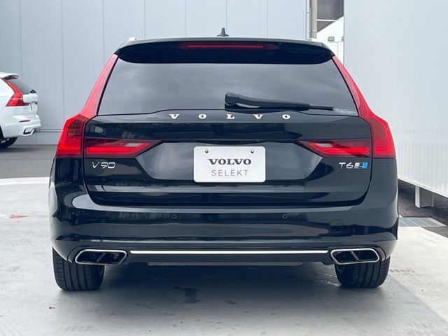 当店の認定中古車（VOLVO　APPROVED　CAR）はメーカー基準の車齢・走行に応じた内外装・機関の176項目もの項目に厳密な点検を実施。すべての基準を満たした自信を持ってお届けする中古車です。