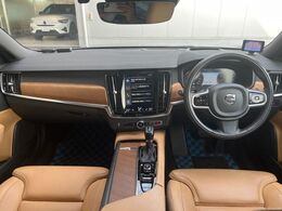 V90　T6　インスクリプション認定中古車入荷しました！B＆Wサウンドやサンルーフなど豪華装備を施した一台です！プラチナグレーのボディと白革も組み合わせGood♪ぜひ一度ご覧にお越しください♪