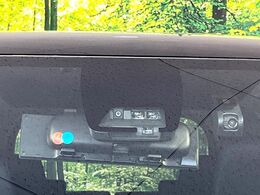 【トヨタセーフティセンス】走行中に前方の車両等を認識し、衝突しそうな時は警報とブレーキで衝突回避と被害軽減をアシスト。より安全にドライブをお楽しみいただけます。