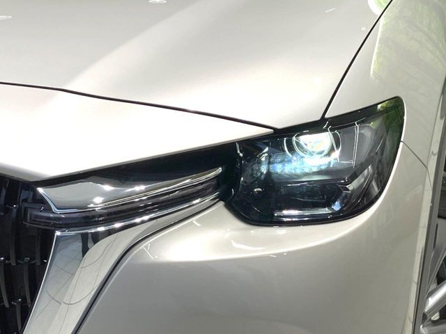【LEDヘッドライト】悪天候や夜間走行時も良好な視界を確保し安心して運転できる高輝度LEDヘッドライトを装備！点灯速度が早く、消費電力も抑えられています。