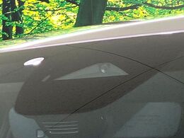 【スマートシティブレーキサポート】低速走行中に前方の車両等を認識し、衝突しそうな時は警報とブレーキで衝突回避と被害軽減をアシスト。より安全にドライブをお楽しみいただけます。