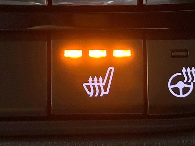 【シートヒーター】寒い日に重宝するシートヒーター！エアコンより早く温まってくれるので寒がりの人も安心ですね♪エアコンの温風は乾燥するから苦手、という方にもをおすすめです。