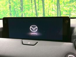 【12.3インチマツダコネクト】車内の雰囲気にマッチした大型ディスプレイ。スマホ接続でのナビ使用やBluetooth再生等、様々な機能が楽しめます。直感的なダイヤル操作が可能で、使い勝手も良好です。