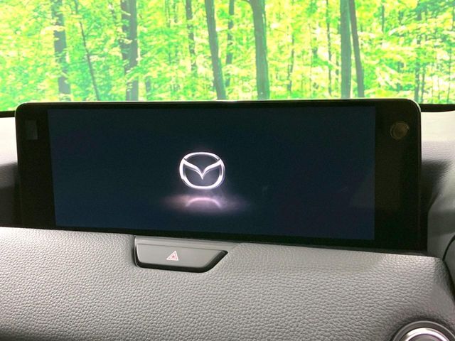 【12.3インチマツダコネクト】車内の雰囲気にマッチした大型ディスプレイ。スマホ接続でのナビ使用やBluetooth再生等、様々な機能が楽しめます。直感的なダイヤル操作が可能で、使い勝手も良好です。