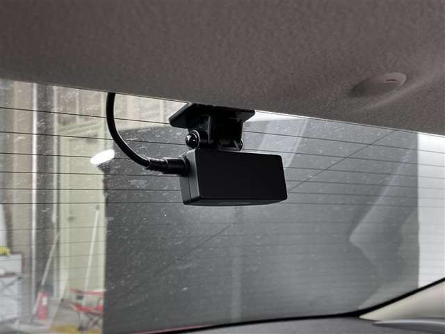 こちらの車両は前後にドライブレコーダーを装備しています。