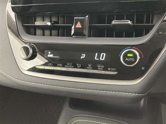 オートエアコンは温度を設定するだけで、自動で風量などを設定してくれます。運転しながら操作も必要ないので、安全性も向上します。