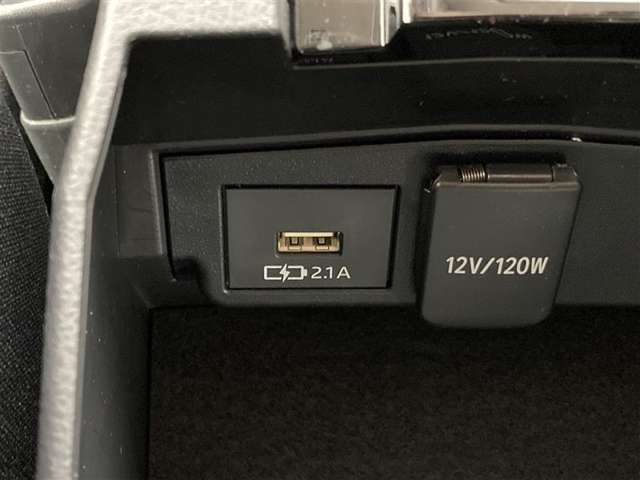 充電用USB端子付き。スマートフォンなどの充電に便利です。