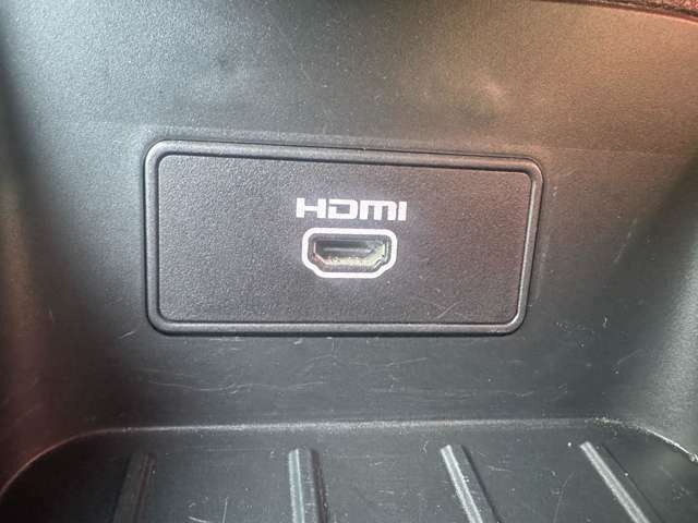 HDMI入力端子がついているので、スマートフォンの映像をミラーリングしてYouTubeを見ることも可能です。