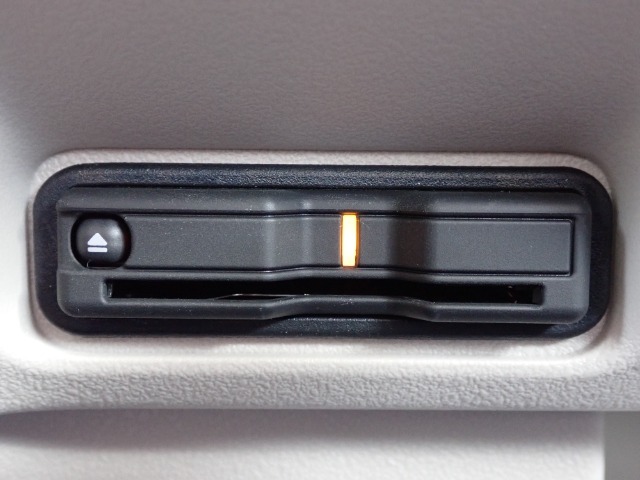 ■【ETC車載器】が装備されています。セットアップをしてお渡しとなり、ETCカードを差し込むだけで高速道路の利用が可能です。