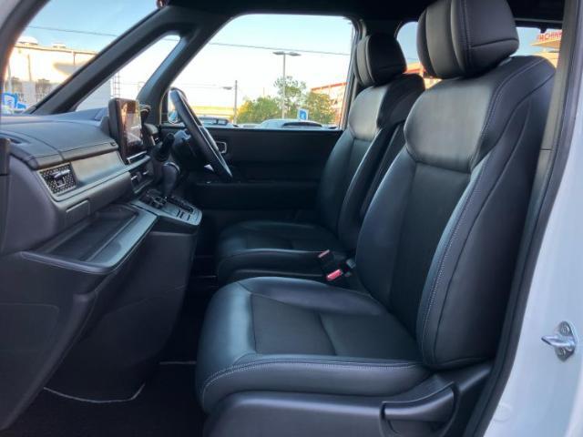 WECARSでは各商談席に大型モニターをご用意しております！見やすい大画面でゆったりと全国の在庫をご覧いただけます！是非ご来店お待ちしております！