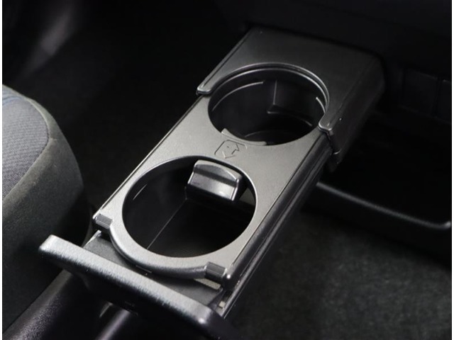 運転席、助手席用のスライド式カップホルダーになります。