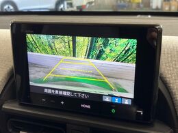 【バックカメラ】駐車時に後方がリアルタイム映像で確認できます。大型商業施設や立体駐車場での駐車時や、夜間のバック時に大活躍！運転スキルに関わらず、今や必須となった装備のひとつです！