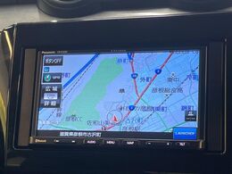 【ナビゲーション】目的地までしっかり案内してくれる使いやすいナビ。Bluetooth接続すればお持ちのスマホやMP3プレイヤーの音楽を再生可能！毎日の運転がさらに楽しくなります！！