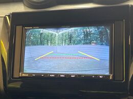 【バックカメラ】駐車時に後方がリアルタイム映像で確認できます。大型商業施設や立体駐車場での駐車時や、夜間のバック時に大活躍！運転スキルに関わらず、今や必須となった装備のひとつです！
