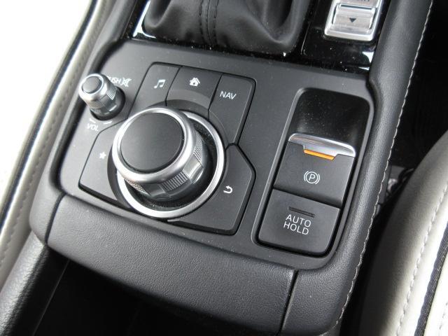 マツダコネクトを操作するコマンダーコントロールです。運転中に自然と手の触れる位置に配置されています。