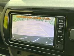 【バックカメラ】駐車時に後方がリアルタイム映像で確認できます。大型商業施設や立体駐車場での駐車時や、夜間のバック時に大活躍！運転スキルに関わらず、今や必須となった装備のひとつです！