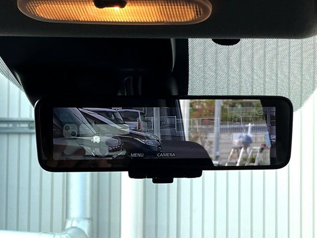 【インテリジェントルームミラー】後席の大きな荷物や同乗者で後方が確認しづらい時でも安心！カメラが撮影した車両後方の映像をルームミラー内に表示。クリアな視界で状況の確認が可能です！