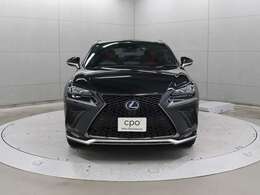 “F SPORT”専用メッシュタイプのスピンドルグリルや 金属調塗装が施されたフロントロアバンパーモールが採用されています。