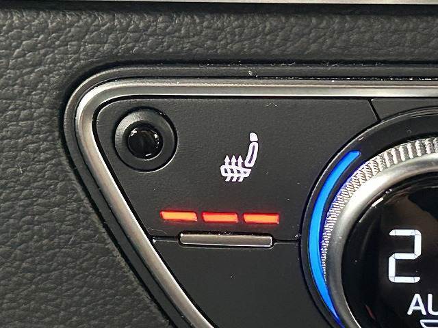 【シートヒーター】冬場にうれしいシートヒーターを装備。シート自体が温まりますので、冬場のドライブをよりお楽しみいただけますよ。