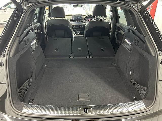 【電動リアゲート】ボタンひとつで大きなゲートも簡単に開閉可能です。背の高いSUVならではの装備は嬉しいですね。