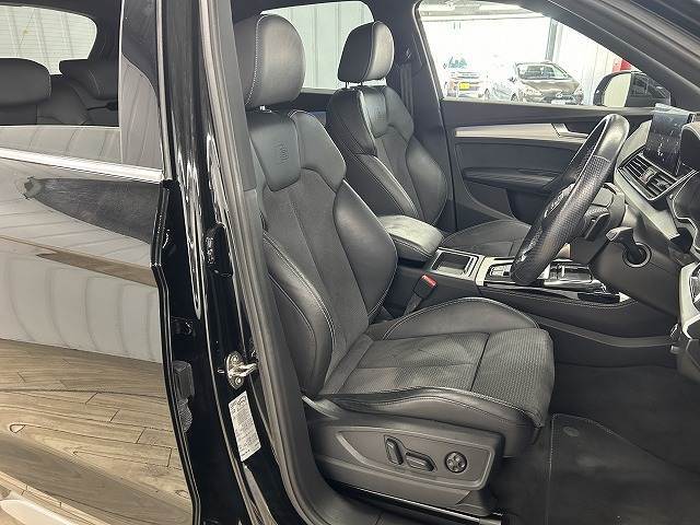 【ハーフレザーシート】ならではの高級感あふれる装備。見た目の高級感とより上質な座り心地をお楽しみください。