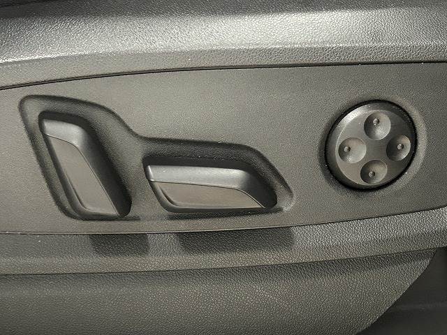 【パワーシート】は細やかな調整ができ、体格を問わずベストポジションがとれ長距離ドライブも快適です。