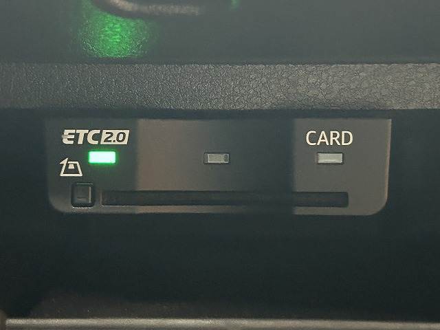 【ETC車載器】を装備しておりますので、ご納車直後からの遠距離ドライブも可能です。土日の利用料金の割引や、朝夕の通行料金を割引料金で高速道路をお楽しみいただけます。