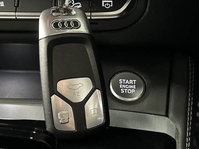 【スマートキー・プッシュスタート】キーを身につけている状態なら、ドアに付いているスイッチを押すだけで、ドアロックの開閉ができる機能。エンジン始動も便利です