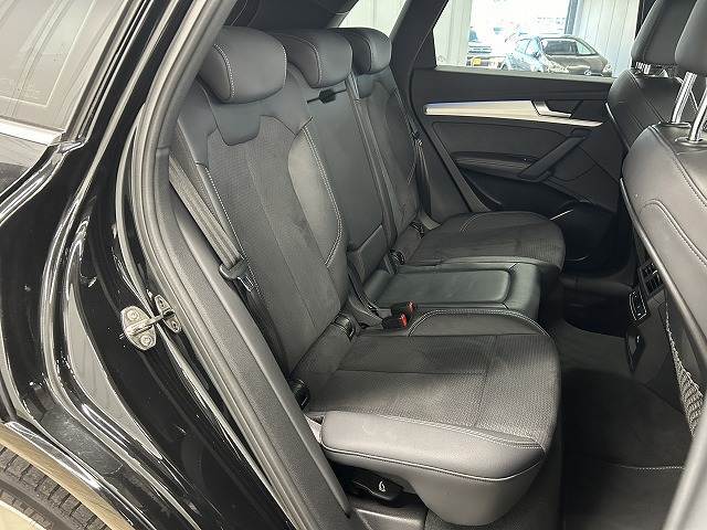 セカンドシートは大人二人が乗っても十分なスペースが確保されております。各種「室内除菌抗菌コーティング」「室内クリーニング」も取り揃えておりますよ。