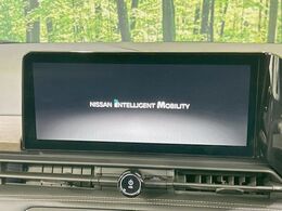 【メーカー純正12型ナビ】インテリアに溶け込むスタイリッシュな「専用設計」メーカーナビを装備♪視認性や操作性など基本性能にも優れ、より上質なカーライフをお楽しみいただけます。