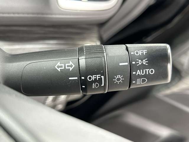 【オートライトシステム】 車外の環境に合わせてライトを点灯します☆トンネル入り口では瞬時に点灯するなど、点灯、消灯を車外の明るさに応じて行います！！！