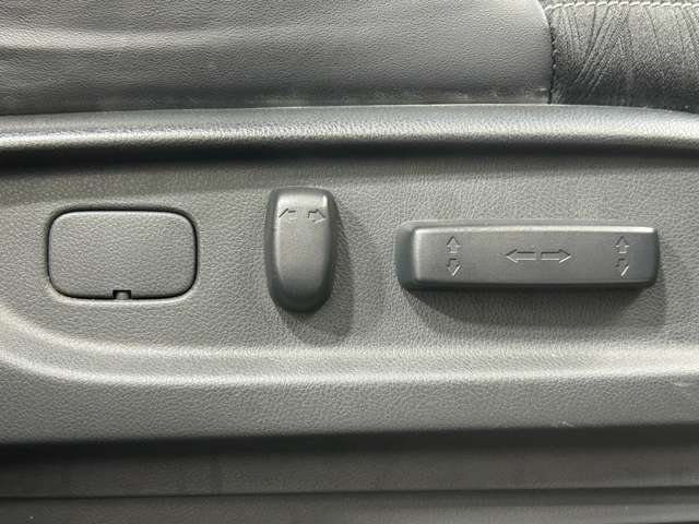 【電動パワーシート】最適なシートポジションを提供し快適にお過ごしいただけ、助手席は足元にお荷物を置いてもゆとりのある空間です。