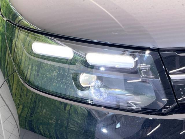 【LEDヘッドライト】悪天候や夜間走行時も良好な視界を確保し安心して運転できる高輝度LEDヘッドライトを装備！点灯速度が早く、消費電力も抑えられています。
