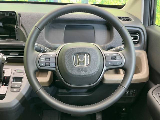 【ステアリングスイッチ】運転中、前方から目線をそらすことなく、オーディオ等の操作が可能な便利機能！安心＆快適なドライブを演出してくれます♪