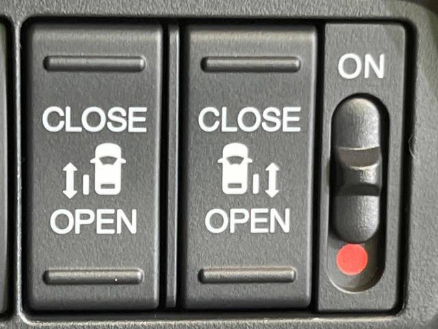 【両側パワースライドドア】スマートキーや運転席のスイッチで後席両側スライドドアの開閉が可能♪電動だから力を入れてドアを開ける必要が無く、小さなお子様でも簡単に開け閉めでき快適です♪