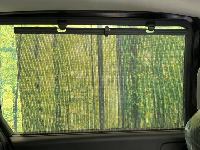 【ロールシェード】日差しや車外からの光が眩しいときにサッと引き出して使える、ロール格納タイプのサンシェードを装備。後席に乗ったお子様がウトウトしだした時など、ぜひご活用ください♪