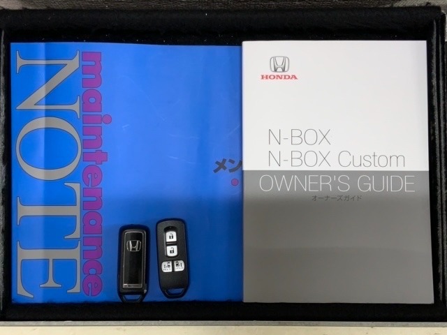 スマートキーは鍵をバッグに入れたままでもドアロックの開閉やエンジンのON・OFFができます。夜間や雨の日も鍵を探さなくて良いので便利です。