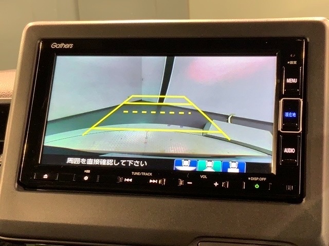 リバースギアに入れるだけで後方の表示へ切り替わります。夜間や雨の日の駐車も楽になりますよ。