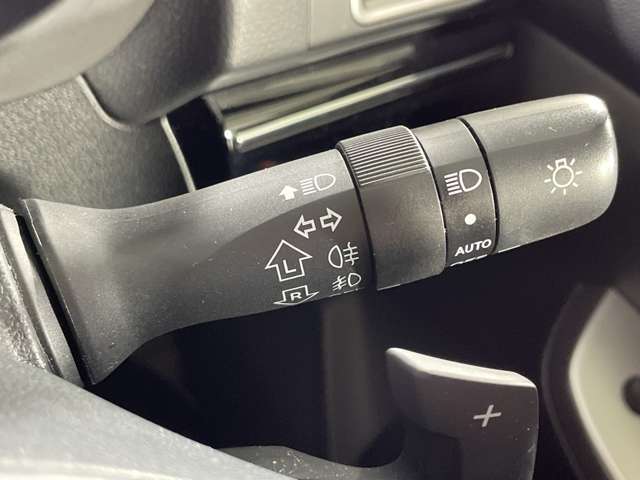 【オートライト（AUTO）】外の明るさをシステムが感知して、自動でヘッドライトが点灯します！ヘッドライトをつけ忘れを防ぐ便利機能です。