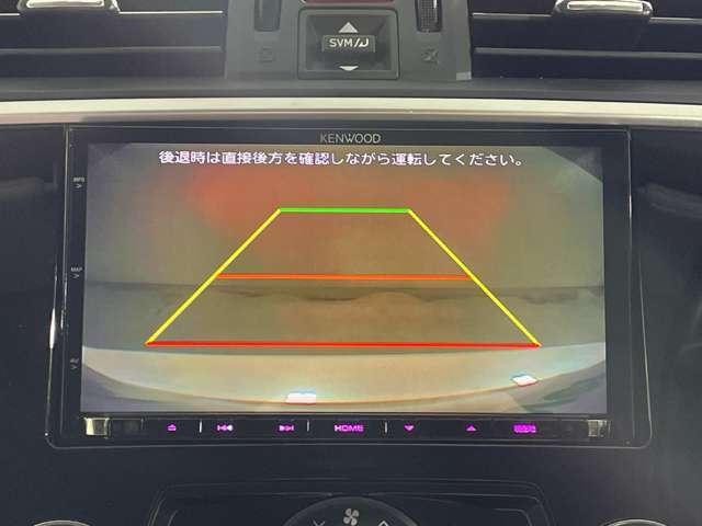 【バックモニター】後ろのカメラの映像をモニターに映し出すことができます！後方の見えない死角や、障害物との距離感をしっかり確認することができます！駐車が苦手な方におすすめです。