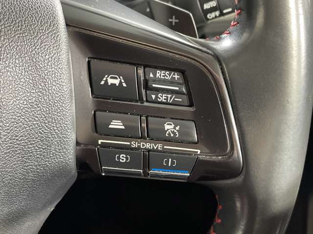 【全車速追従機能付クルーズコントロール（ACC）】渋滞時でも一定の車間距離を保って追従走行し、先行車が停止すると減速・停止し、停止状態を保持します。機能には限界があるためご注意ください。