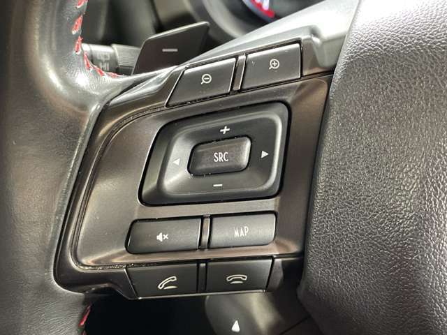 【ステアリングスイッチ】手元のボタンから、オーディオやナビなどの操作ができるので、よそ見をせずに安全に運転に集中できます！