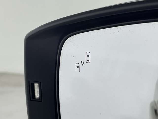 【スバルリヤビークルディテクション（後側方警戒支援システム）】クルマの後側方から接近する車両をセンサーが検知し、ドアミラーのLEDインジケーターや警報音でドライバーに注意を促します。