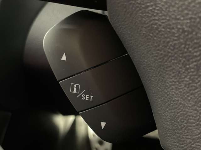 【ETC】有料道路を利用する際に料金所で停止することなく通過できる、ETC車載器（ノンストップ自動料金収受システム機器）が装備されています。セットアップを行うことで利用可能になります。