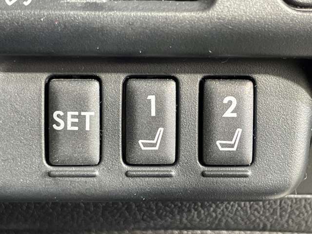 【ポジションメモリー（パワーシート）】それぞれのスイッチを押すと、あらかじめ設定したドライビングポジションに自動で調整してくれます。シートポジションがしっかり決まると、毎日の運転が楽になりますね！