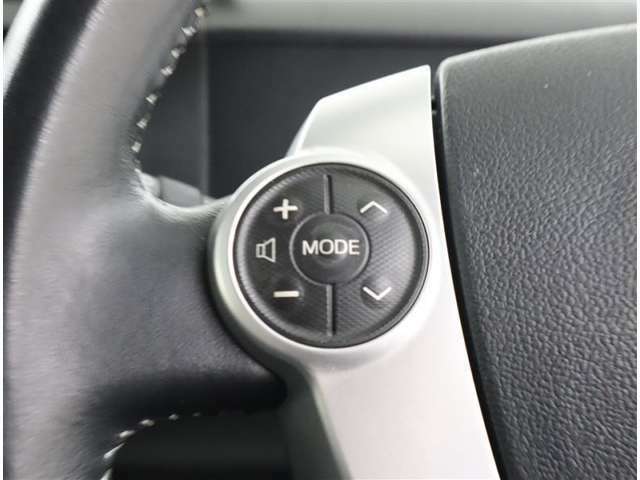 ハンドルから手を放さずにAVコントロールが可能な事で、急な操舵に対応でき、安全運転に繋がります。