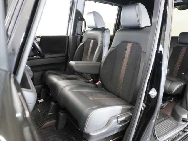 運転席と助手席は足元が繋がっているので自由に行き来しやすいので駐車場が狭いときでも助手席側からスムーズに乗り降りできて便利！